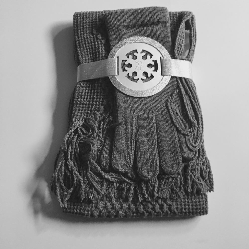 NWT NYC Scarf & Gloves